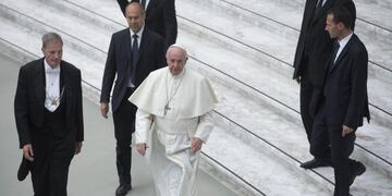 CLA03 CIUDAD DEL VATICANO (VATICANO), 02/06/2017.- El papa Francisco (c) durante una audiencia con ju00f3venes italianos del grupo