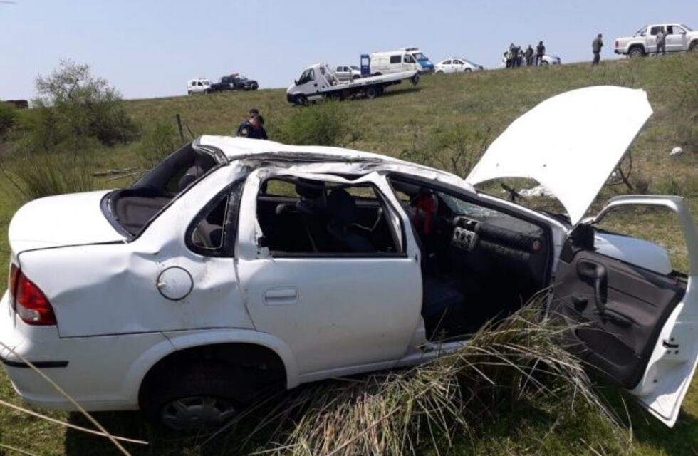 Expolicías murieron al despistar y volcar con su auto en la ruta Rosario-Victoria