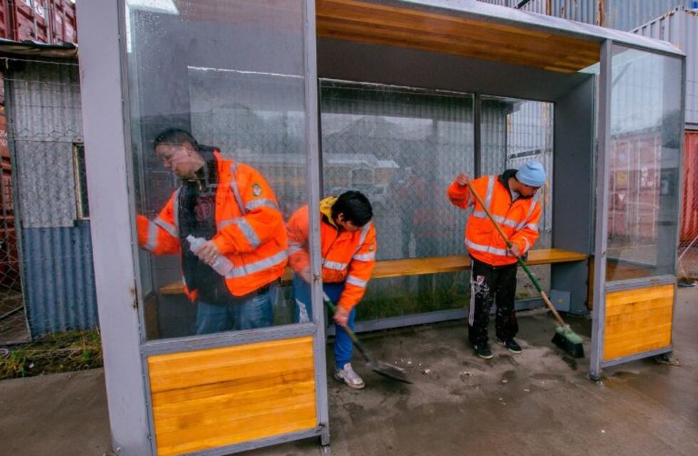 Refaccionamiento de garitas de colectivos y del gimnasio del CEPLA