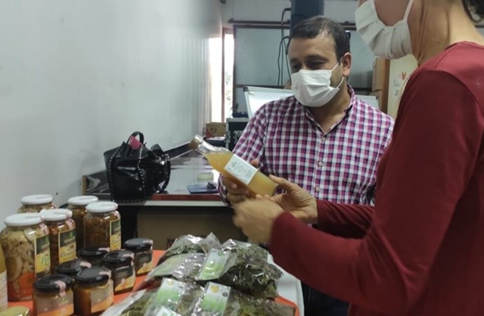 Puerto Rico: el gobernador entregó subsidios a cooperativa de productos orgánicos