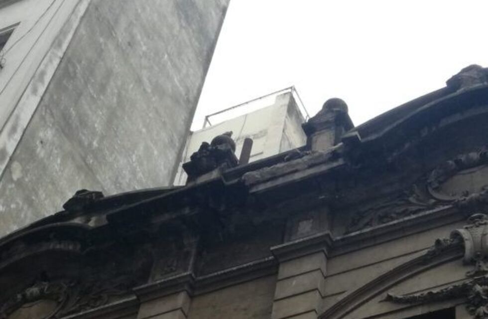 Se desprendió la mampostería de una antigua casona y de milagro no hubo heridos