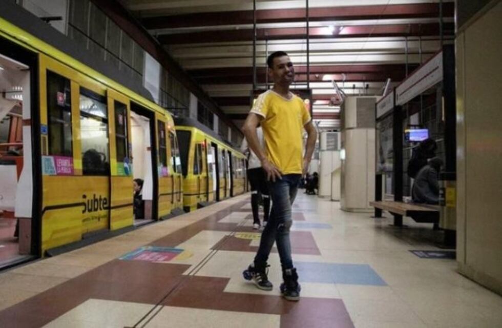 Es patinador, baila en el subte para pagar sus estudios y Marcelo Tinelli cumplirá su sueño