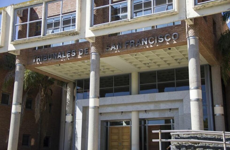 Condenan a una madre que agredió y amenazó a directora de un colegio