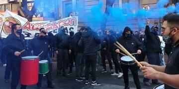 Los choferes marcharon por la ciudad y el centro fue un caos\u002E Para el lunes, el panorama se presenta peor\u002E