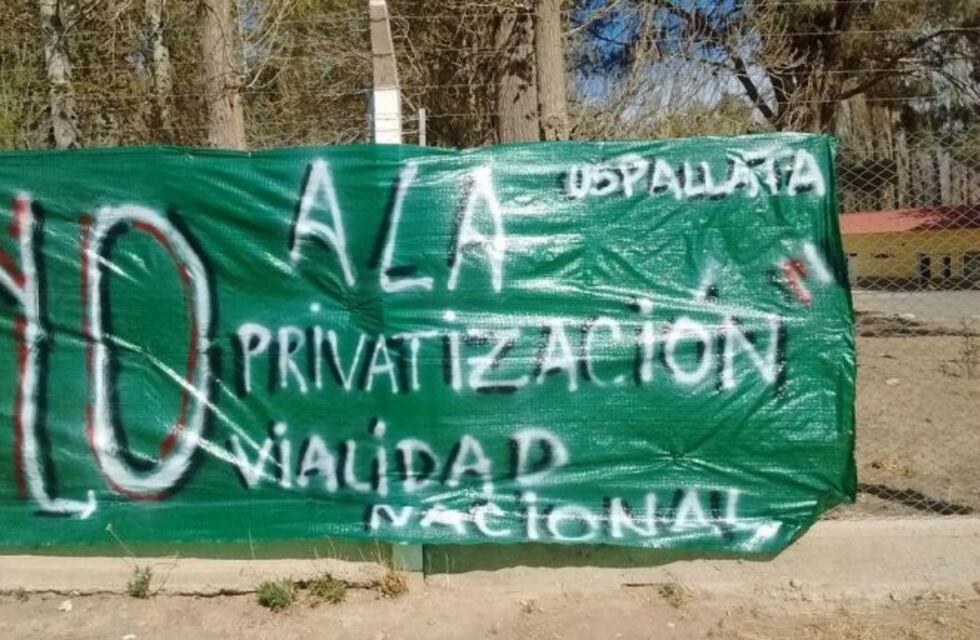Manifestación en la Legislatura de Mendoza por la privatización de Vialidad Nacional