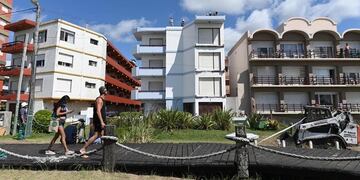 Se derrumbaron tres balcones en un edificio de Villa Gesell (Web)