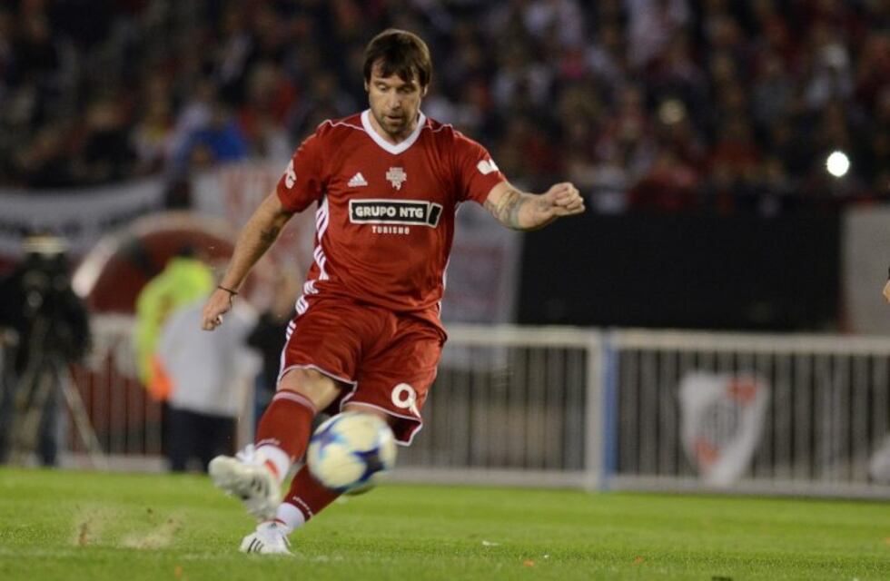 Despedida de Cavenaghi: el Torito infló la red en una de las primeras pelotas que tocó