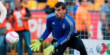 El arquero se animó a un gesto técnico poco habitual para frenar el balón\u002E (Archivo AFP)