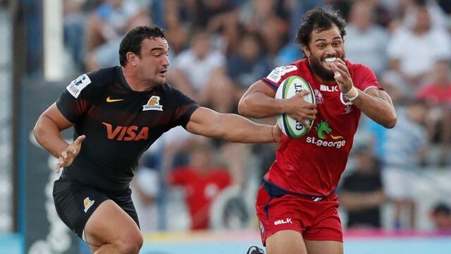 BAS04. BUENOS AIRES (ARGENTINA), 25/03/2017.- El jugador de Reds Karmichael Hunt (d) corre con el balu00f3n ante la marca de Agustu00edn Creevy (i), de Jaguares, hoy, su00e1bado 25 de marzo de 2017, durante un partido por el Su00faper Rugby entre Jaguares de Argentina y