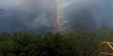 Incendio forestal en Los Cocos\u002E (Foto: gentileza 24 Crónica Cosquín HD)\u002E