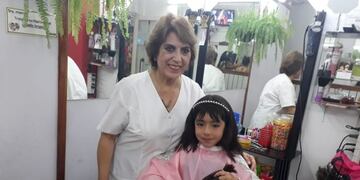 Eva antes de cortarse el pelo en la peluquería\u002E