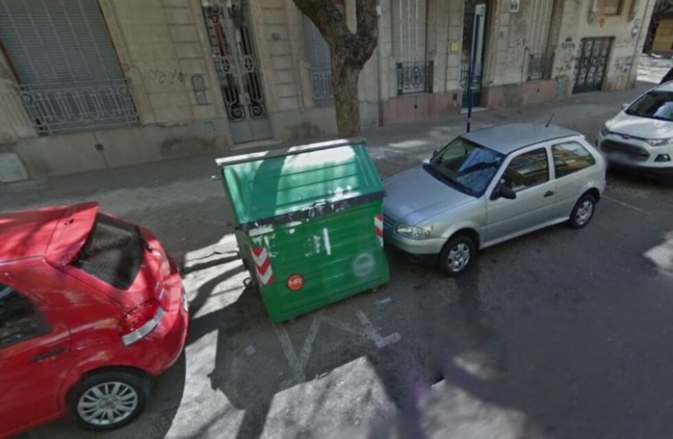 Un cuidacoches encontró un feto de cinco meses dentro de un frasco con nombre y apellido