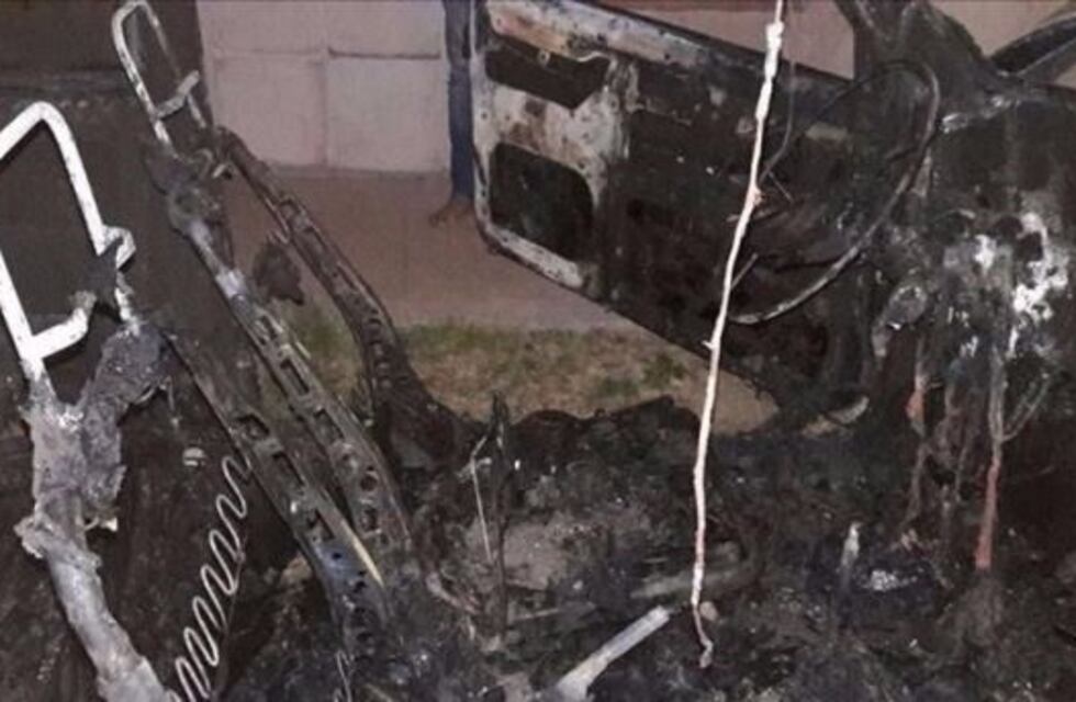 Quemacoches incendiaron un auto en un taller de chapa y pintura