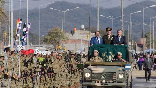 Inicio del desfile por el Éxodo Jujeño