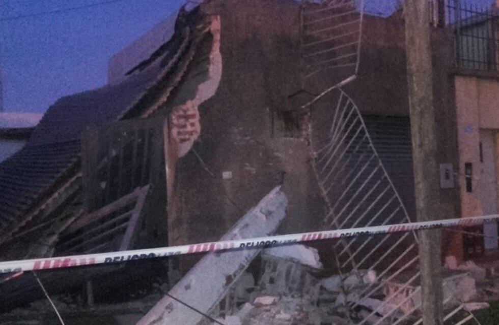 Quedó filmado el derrumbe de una casa en plena madrugada