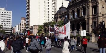 Diferentes agrupaciones marcharon frente a Casa de Gobierno\u002E