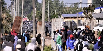 Balas de goma, corridas y detenidos durante el tenso desalojo de las tierras tomadas en la localidad bonaerense de Guernica\u002E (Clarín)