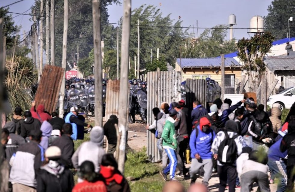 Desalojado el predio, el caos continuó afuera: balas de goma, gases y al menos 35 detenidos en Guernica
