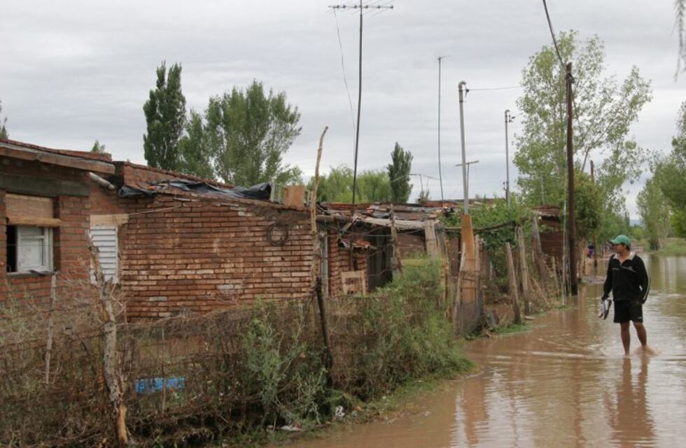 Por las fuertes lluvias quince personas continúan evacuadas en el Polideportivo Nicolino Loche