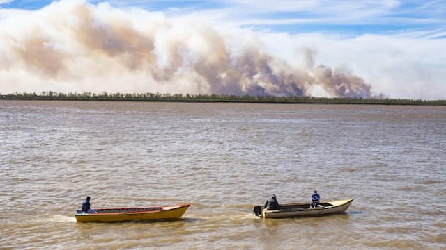 AME6428\u002E ROSARIO (ARGENTINA), 07/08/2020\u002E- Embarcaciones pequeñas navegan por el río Paraná, mientras en el fondo se observan las columnas de humo por los incendios en el delta del río, el 27 de julio de 2020, a la altura de Rosario (Argentina)\u002E El río Paraná se seca hasta el incendio\u002E Su caudal, el del segundo río más largo de Sudamérica, se adolece de una sequía histórica desde su cabecera, en Brasil, también a su paso por Paraguay y, especialmente en su bajante en Argentina, donde sus aguas han dejado de ser un cortafuego y sus ahora áridas riberas están siendo devoradas por el fuego\u002E EFE/ Franco Trovato Fuoco