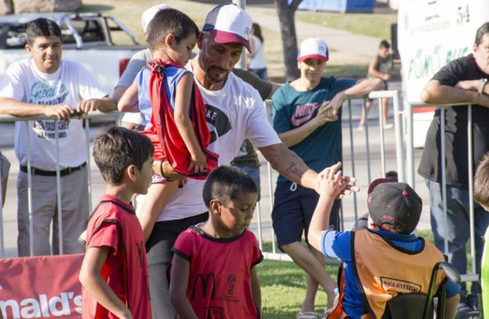 Carlos Paz: el Cholo Guiñazú compartió una tarde a puro fútbol