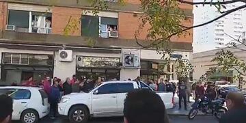 El procedimiento generó la concentración de decenas de personas en Sarmiento y Urquiza\u002E (@dhfiori)