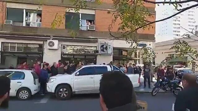El procedimiento generó la concentración de decenas de personas en Sarmiento y Urquiza\u002E (@dhfiori)