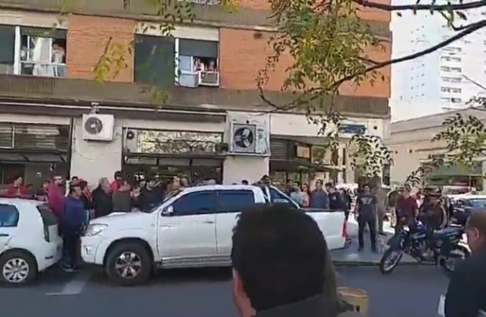 Se subió a una camioneta para robar y el dueño evitó que lo lincharan