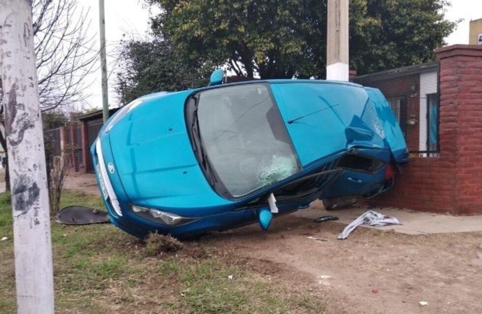 Jóvenes regresaban de bailar y chocaron su auto contra una columna