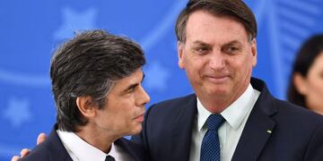 Jair Bolsonaro y Nelson Teich\u002E (AFP)