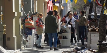 Muchos negocios sacan sus góndolas a la vereda en el marco del Gran Outlet en el Centro (Vía Rafaela)
