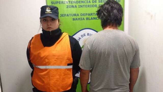 Le disparó a dos jóvenes desde una auto