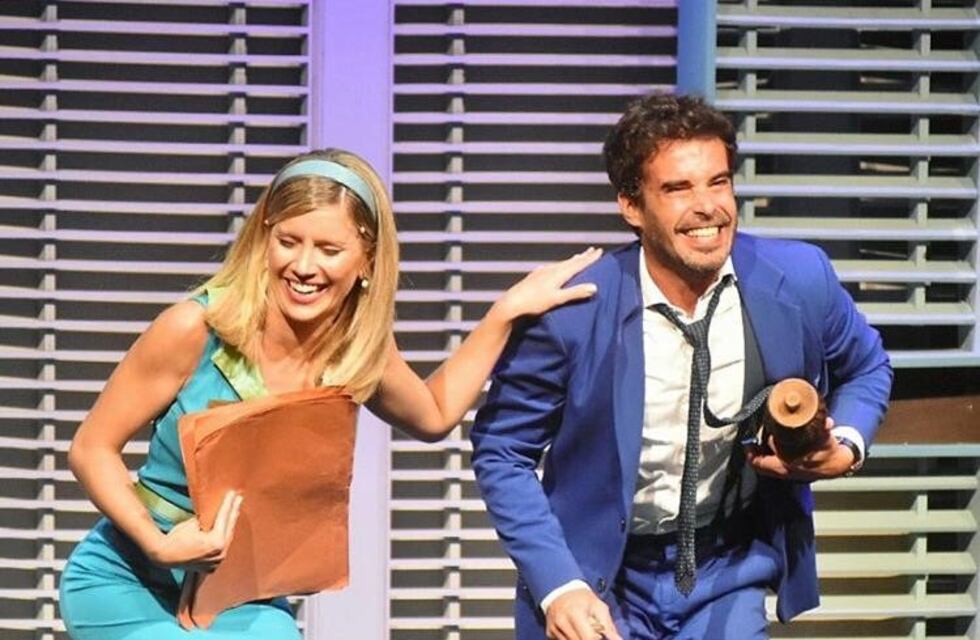 Laurita Fernández más romántica que nunca: a puro besos y abrazos con Nicolás Cabré en la playa