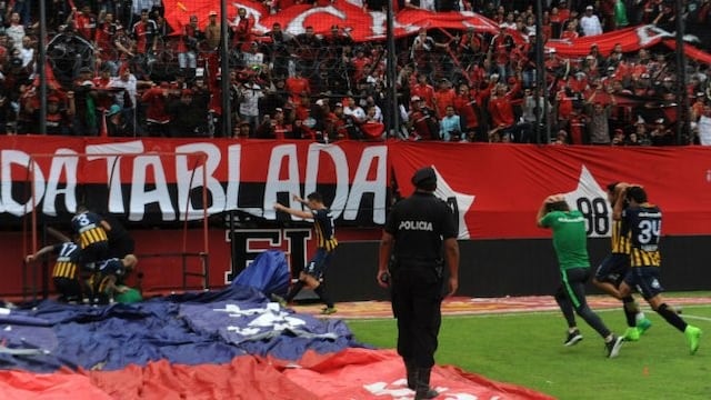 Los jugadores de Rosario Central salieron corriendo ante la falta de la manga en la boca del tu00fanel de la cancha de Newell's.