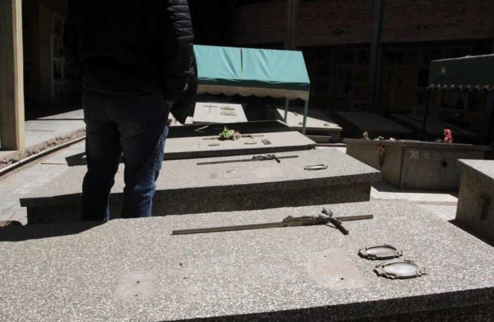 Preocupa el robo de placas de bronce en cementerios