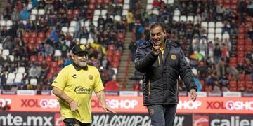 Diego Maradona casi no puede caminar por la artrosis de rodilla\u002E Foto: DPA\u002E