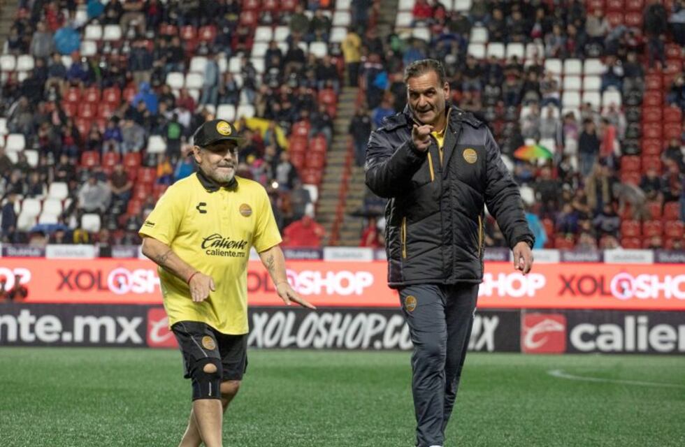Diego Maradona casi no puede caminar por la artrosis en sus rodillas