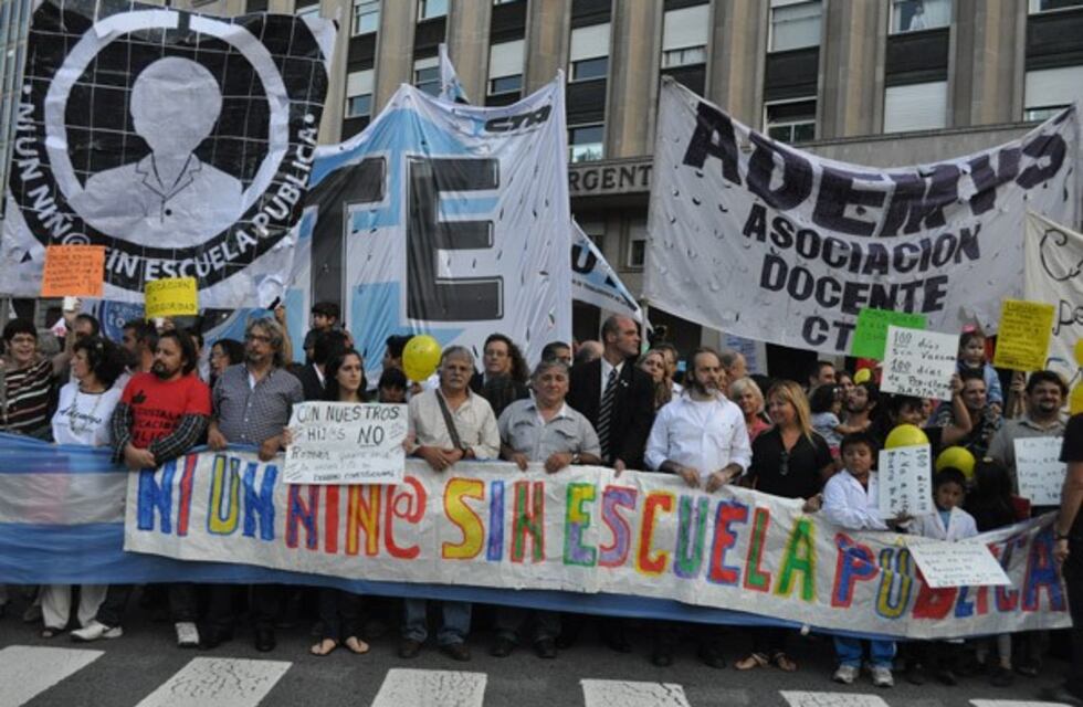 Los docentes porteños realizan un paro por 24 horas