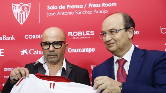 GRA237. SEVILLA 04/07/2016.- El argentino Jorge Sampaoli, nuevo tu00e9cnico del Sevilla junto al presidente del club, Josu00e9 Castro (d), durante su presentaciu00f3n esta tarde en el estadio Ramu00f3n Su00e1nchez Pizjuu00e1n. EFE/Julio Muu00f1oz espau00f1a Jorge Sampaoli jose castro n