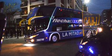 El micro de Boca fue apedreado.