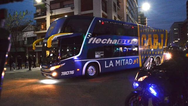 El micro de Boca fue apedreado.