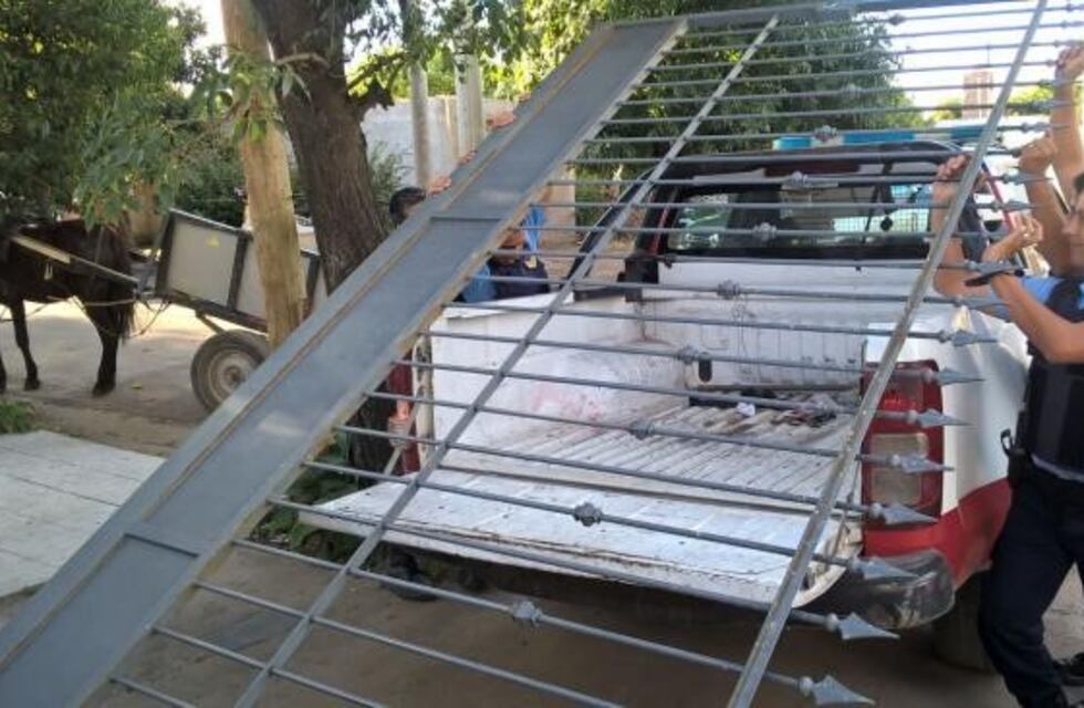 Robaron un portón de hierro y escaparon en un carro