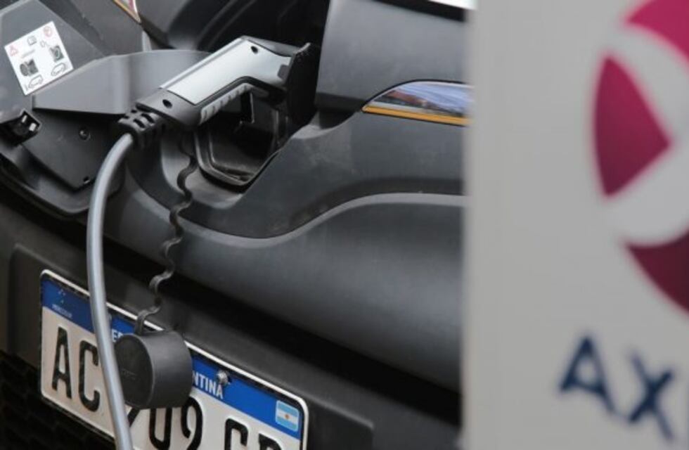 Ponen en funcionamiento el primer cargador para vehículos eléctricos del país