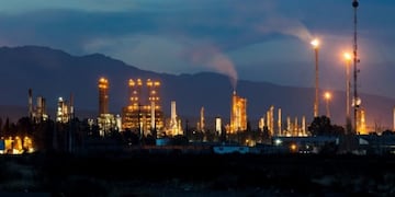 Refinería  de YPF en Luján de Cuyo, Mendoza\u002E