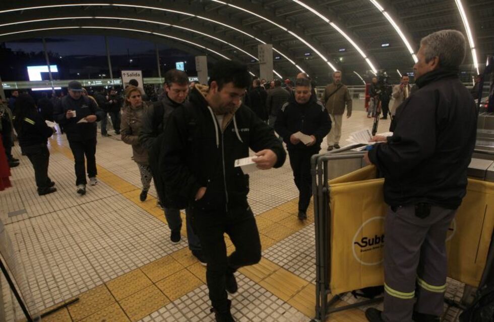 Metrodelegados liberarán molinetes en los subtes durante miércoles, jueves y viernes