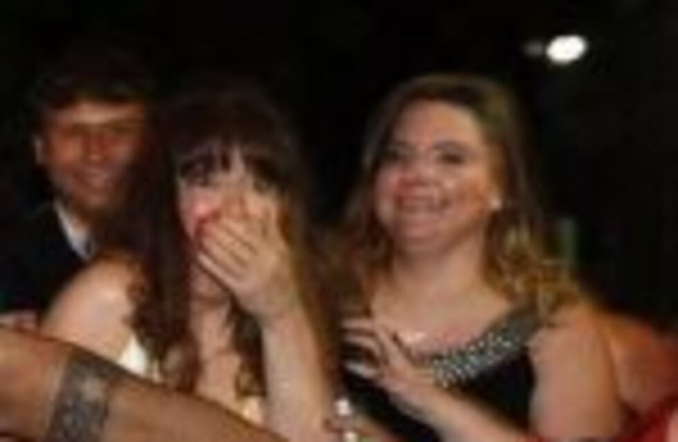 La invitaron a una boda y en la puerta de la iglesia se enteró que la novia era ella