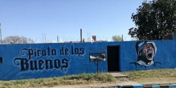 Hinchas de Belgrano pintaron el muro de la casa de Rodrigo en Argüello\u002E