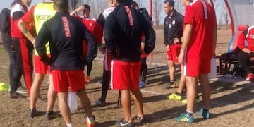 El técnico de Huarcán Las Heras, Gustavo Reggi, en plena charla técnica,con el plantel del \