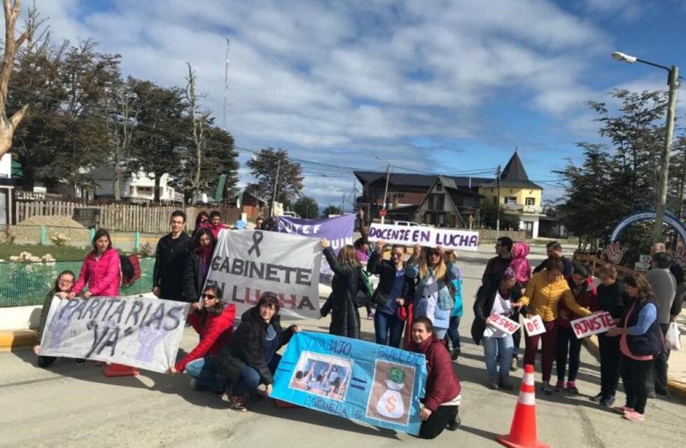 Grupo de docentes se moviliza en reclamo por recomposición salarial en Tolhuin