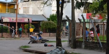 Murió un motochorro al chocar contra un árbol\u002E (Foto: Época)